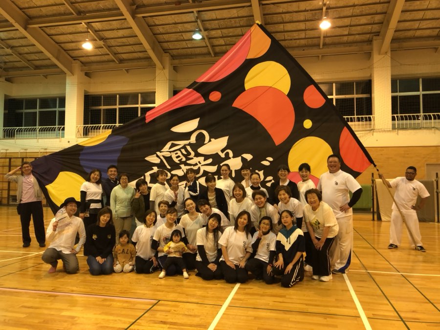 大きな幟の前で