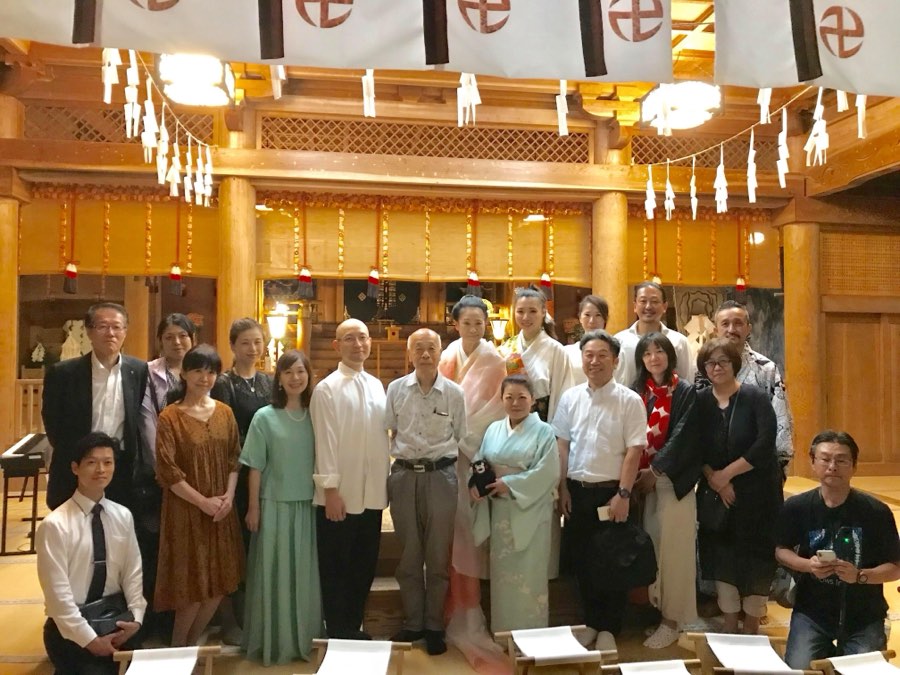 神社の拝殿で