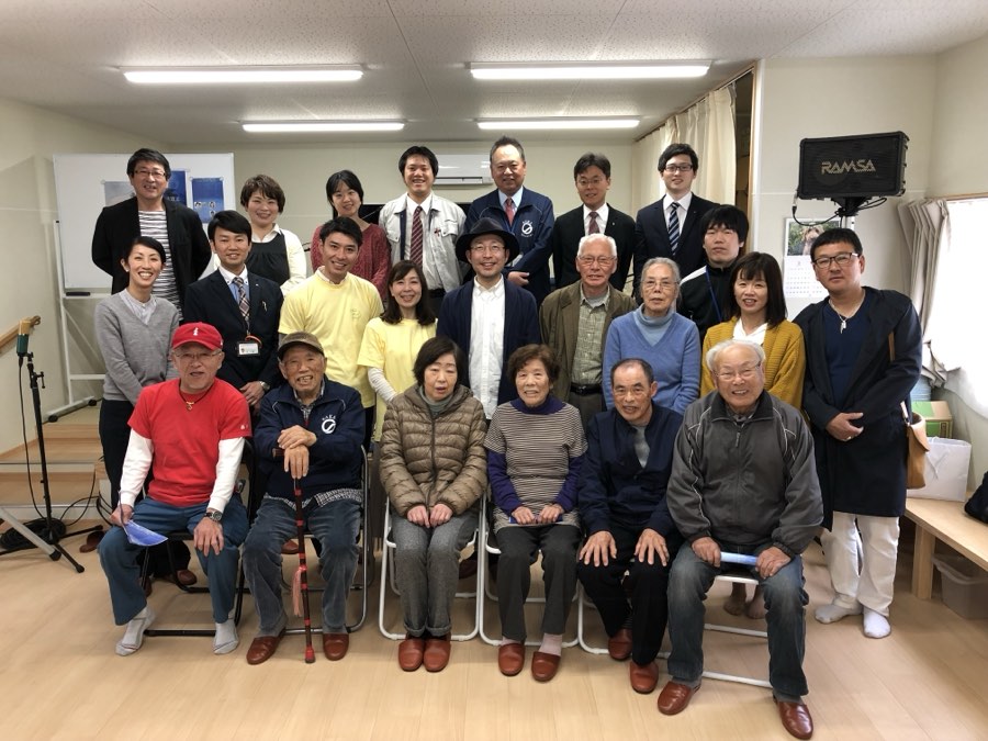仮設住宅の集会所で歌う
