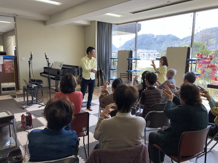 椅子のまま手を挙げる