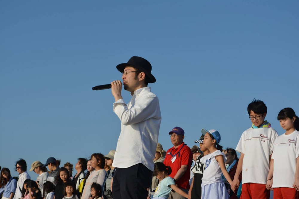 浜で歌う